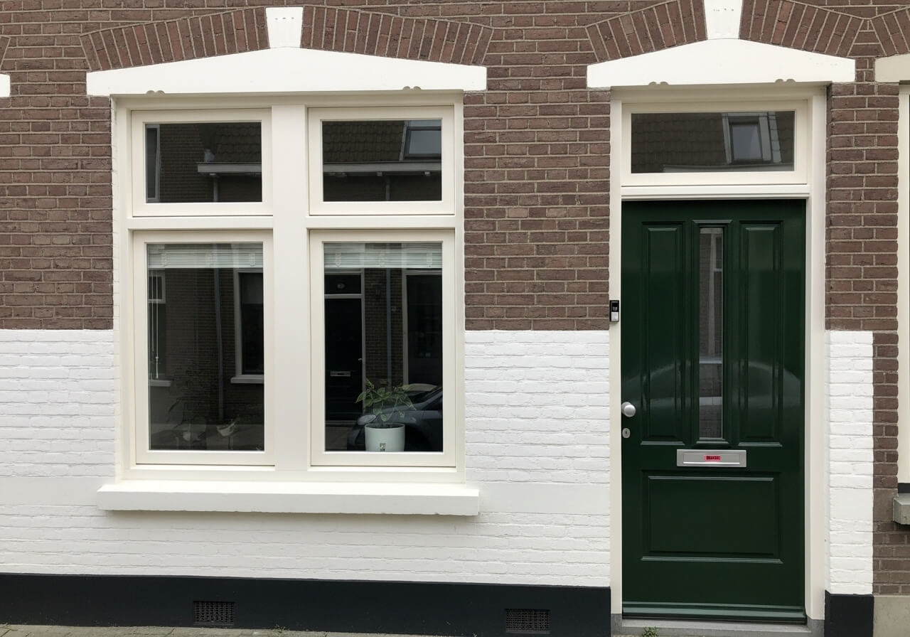 Sfeervolle woning met vers geschilderde kozijnen
